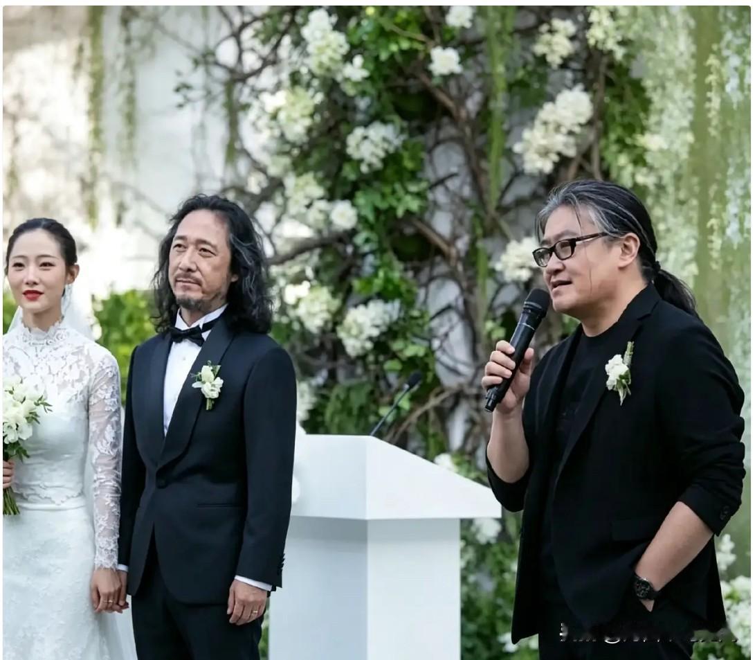 2017年，证婚人刘欢与新郎三宝及新娘万千惠的一张结婚现场留影。刘欢担任证婚人，