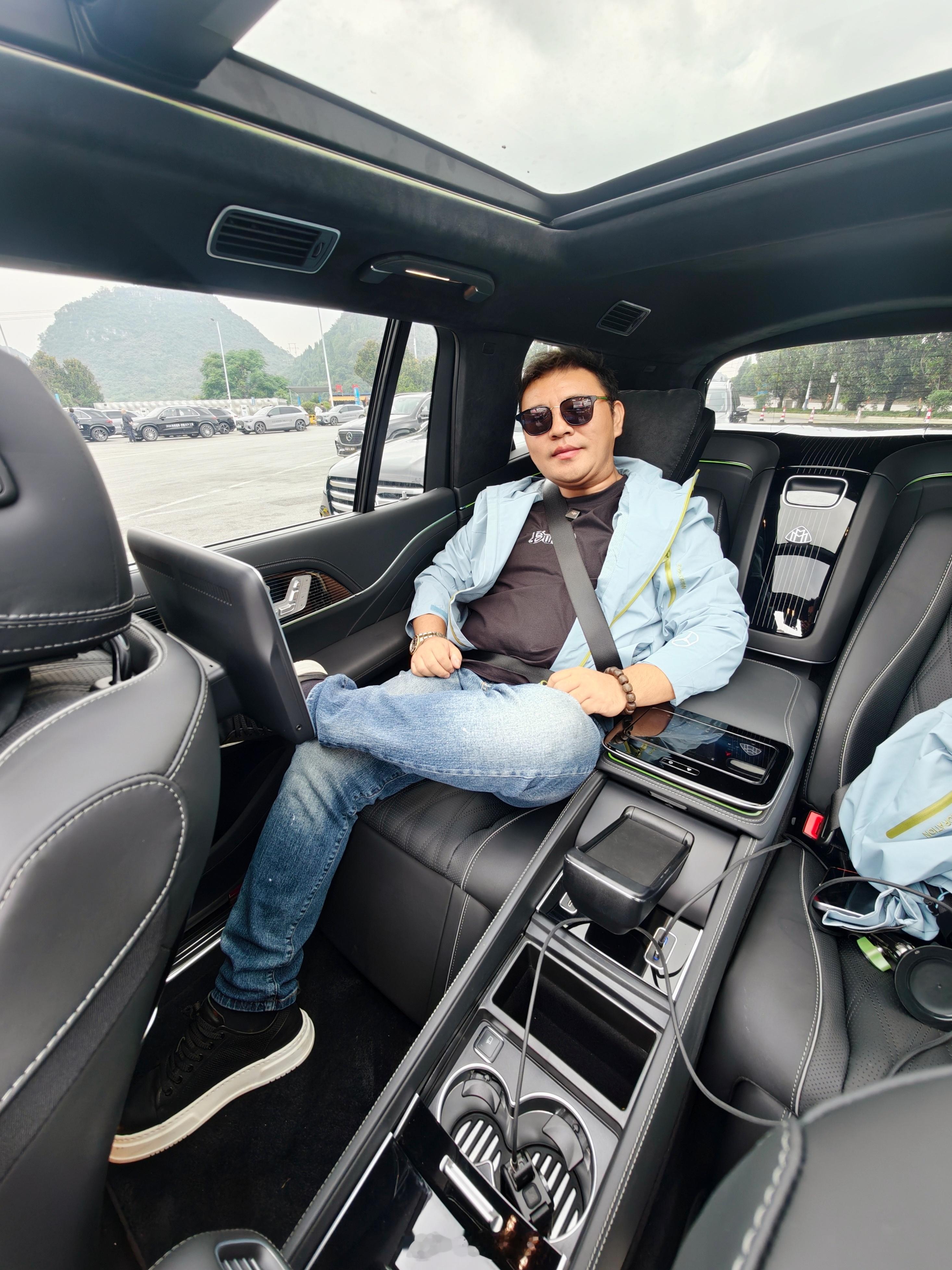 奔驰GLS旗舰级的SUV、SUV里的奔驰S级，S级，全尺寸的车身，气场和压迫感