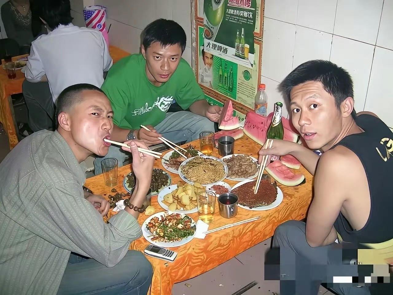 李晨：奕宏，咱啥时候能火？段奕宏：火？冰啤都喝不起还想着火。李晨：（晃诺基亚