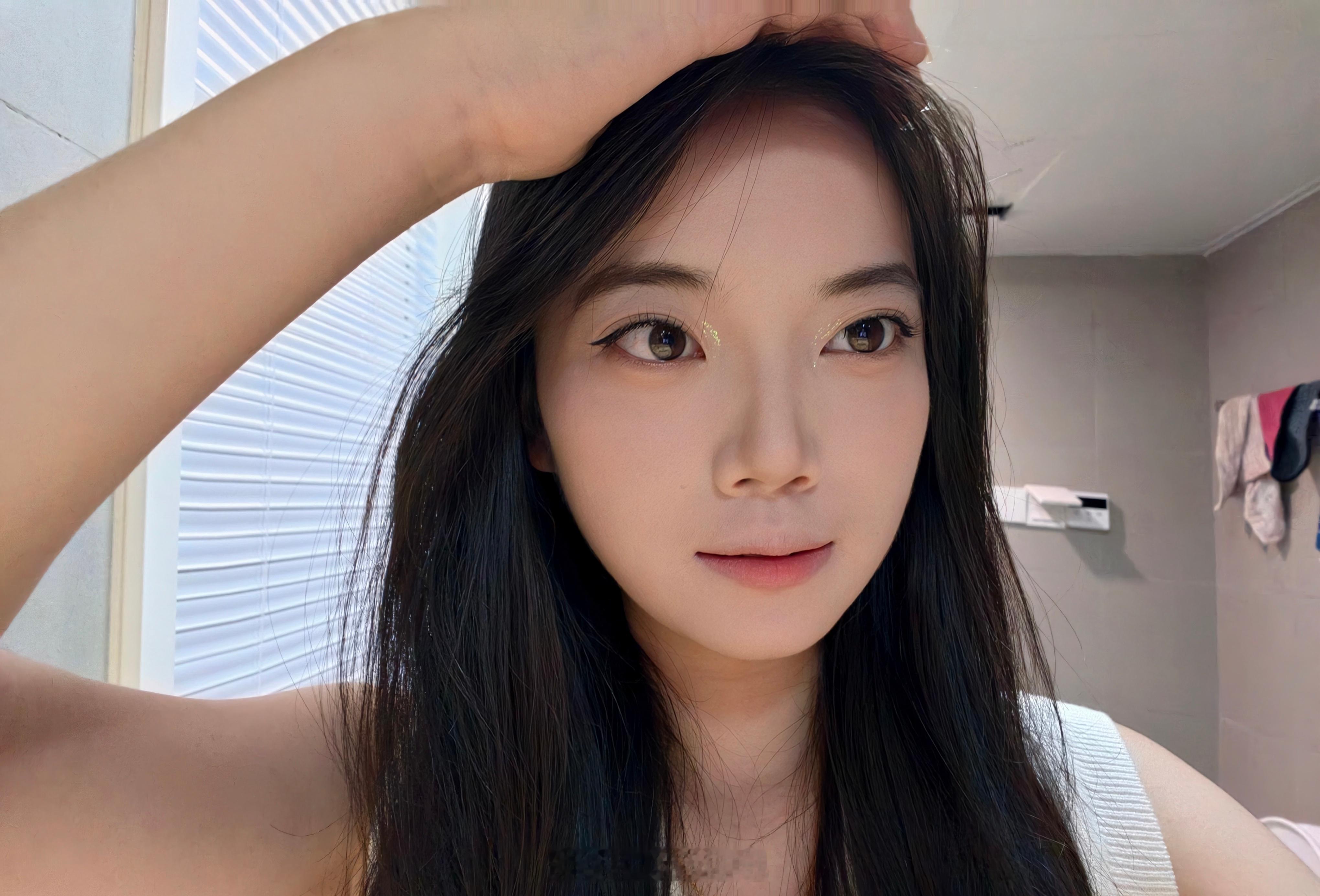 镜子前的我，比镜子还美，哈哈，自信满满！
