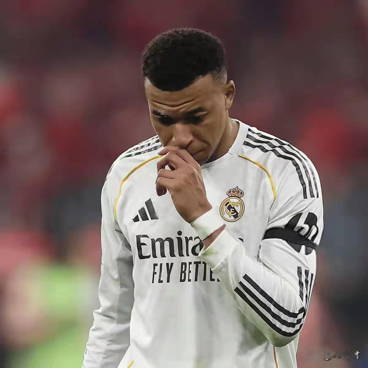 皇马:你来以前我们是欧冠之王，冠军拿到手软。大巴黎: