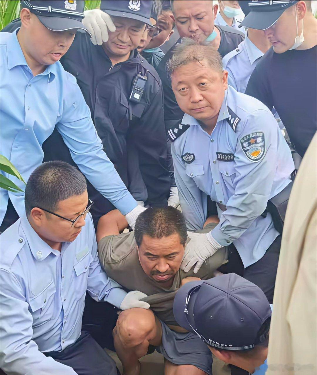 原来他一直都没走远，就在十多公里外，隔壁漯河的一片玉米地里。之前网友还讨论是不是