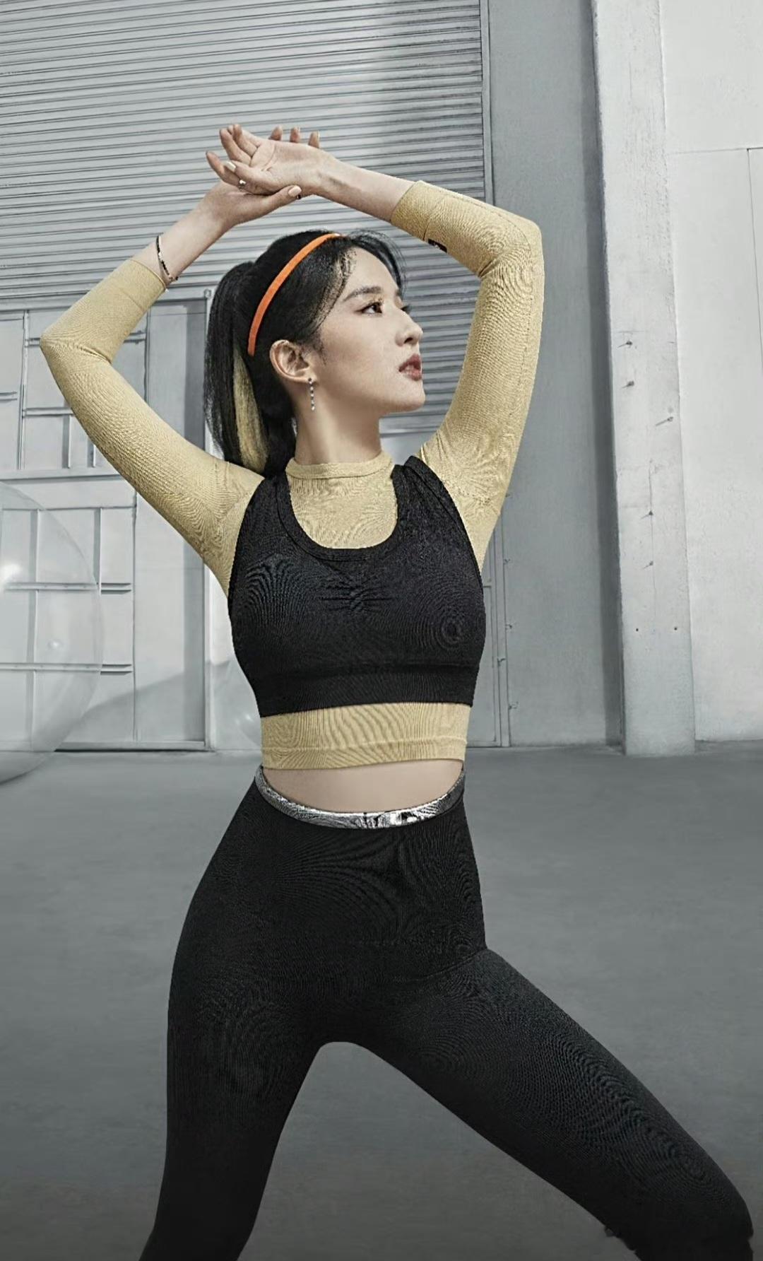 刘亦菲这次穿搭真是绝了，浅金色长袖打底衫，外搭黑色运动bra，黑金撞色高级又充满