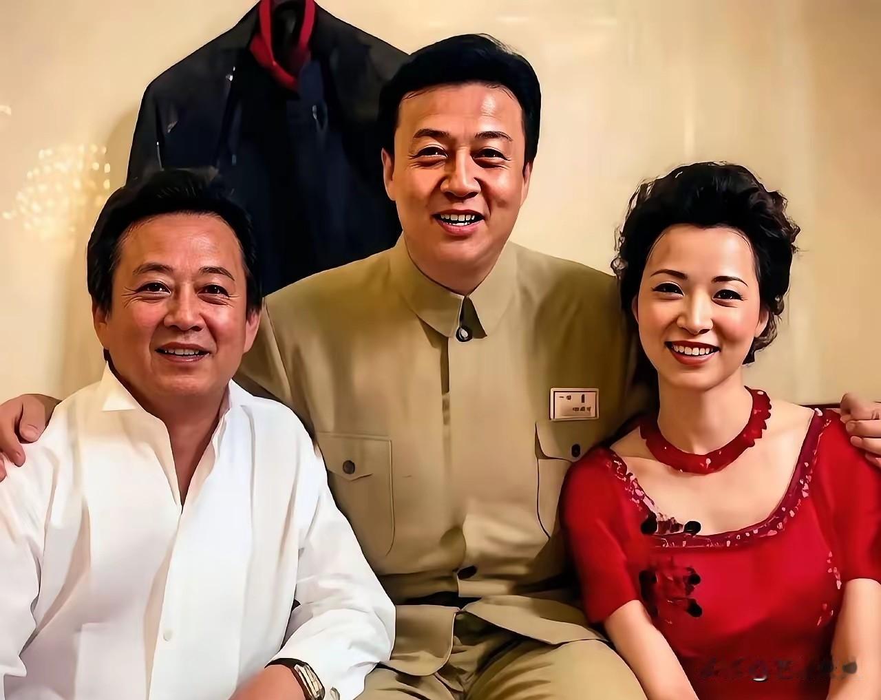 董卿、朱军，这两位央视响当当的著名主持人，那可是家喻户晓、妇孺皆知啊！中间这位