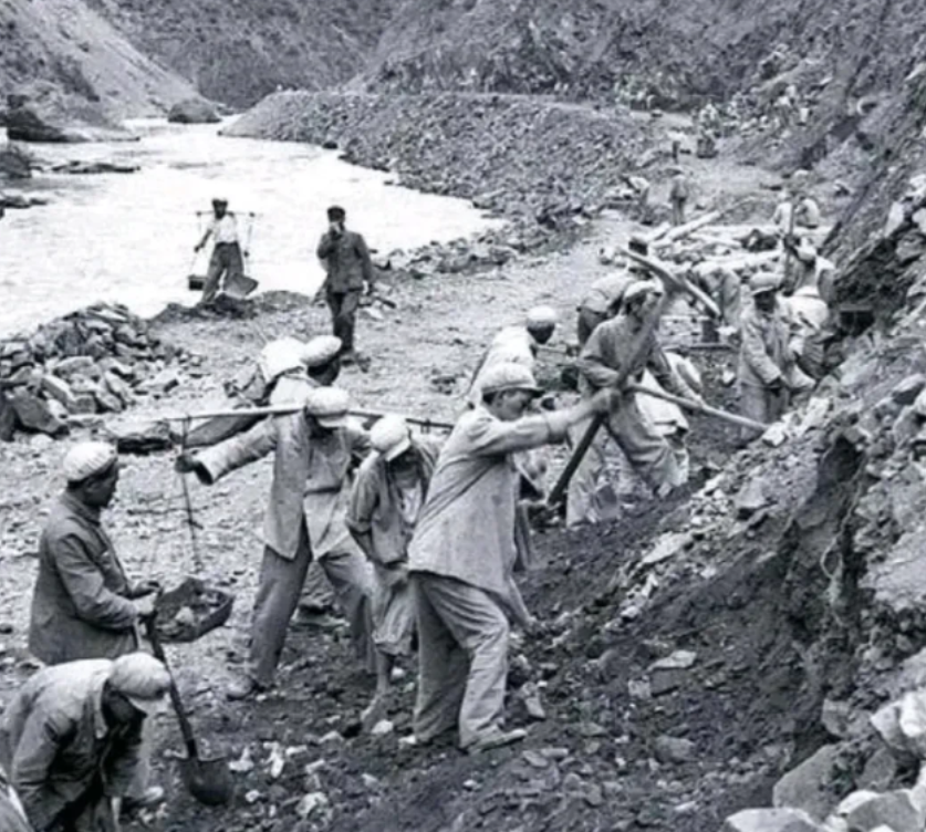 1952年，在我军驻藏部队的营地，突然有1个人冲进18军军部，推开警卫员，一个箭