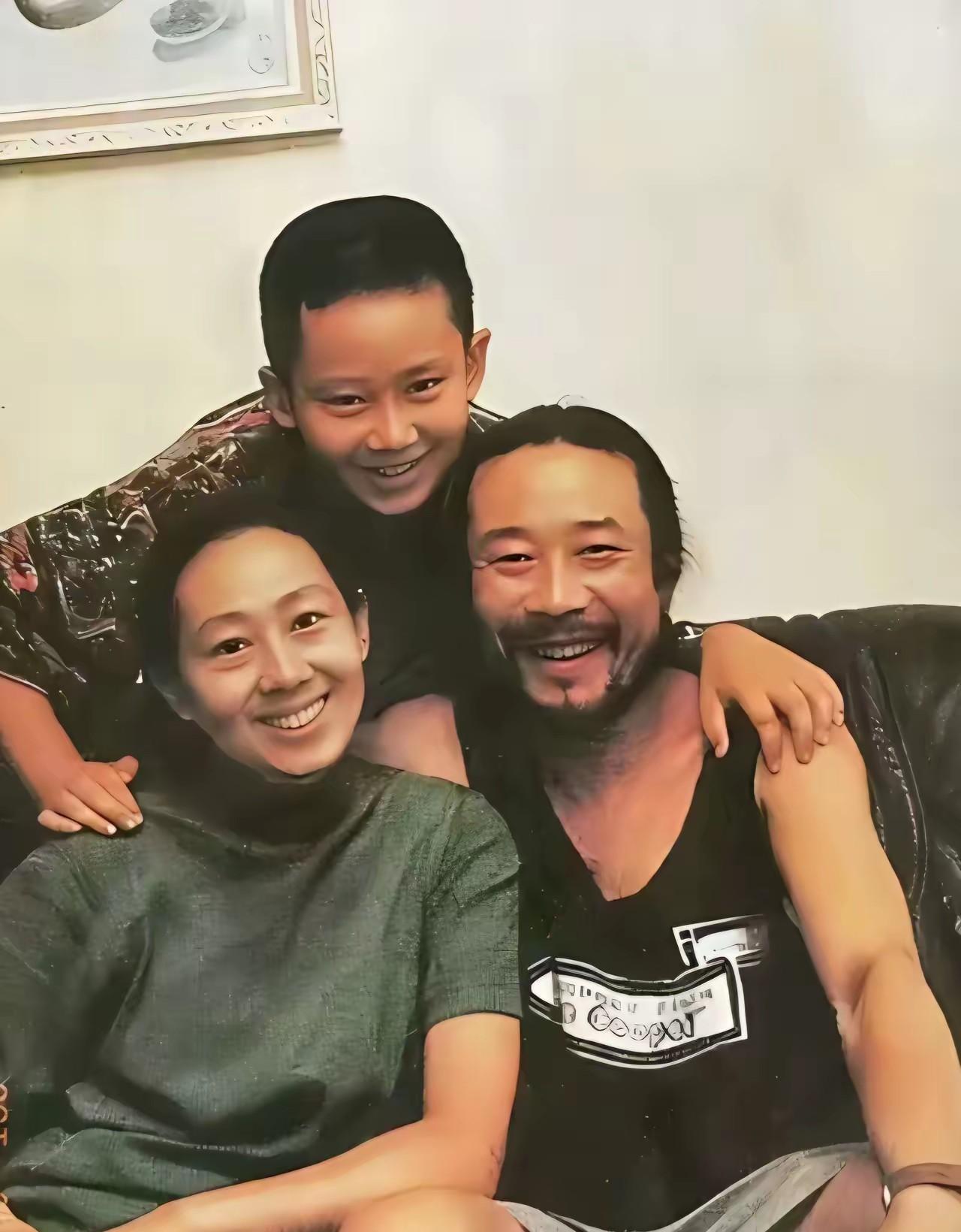 李雪健是演艺界的老戏骨，德艺双馨。他和妻子于海丹携手多年，相濡以沫。儿子李亘也踏