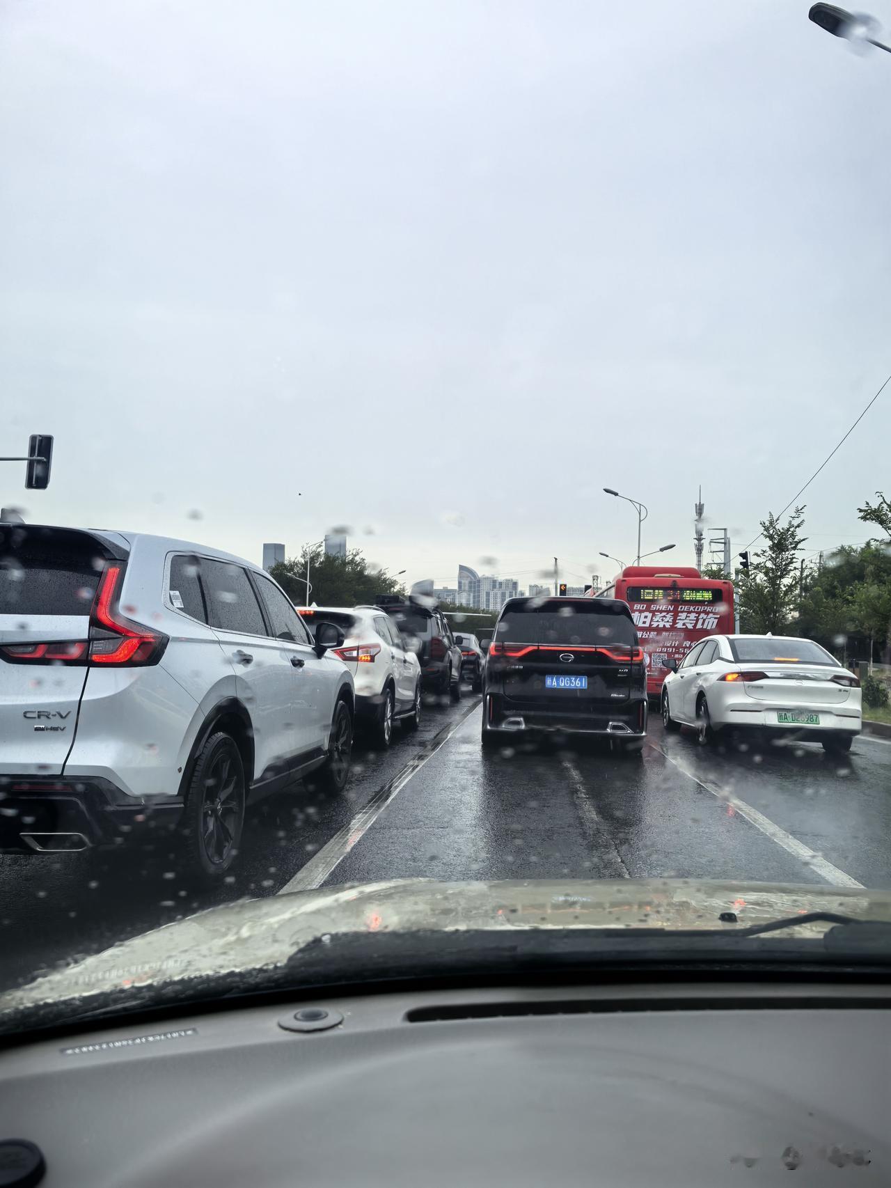 乌鲁木齐今日喜降中雨，此时此刻气候清凉宜人，酷热无影无踪。​你好乌鲁木齐乌