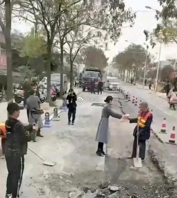 被第一张图感动，被第二张图恶心到了