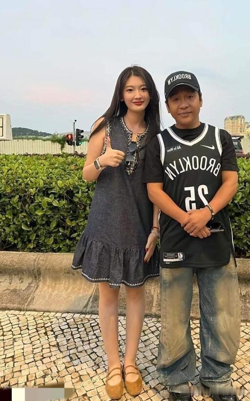 原来现实中的男明星长这样，又黑又矮的，看起来就是路人一个，哪里还有明星的气质呢？