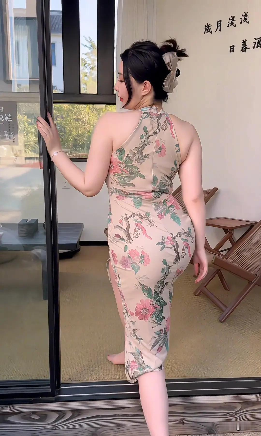 美图欣赏，看图写诗，情感解读《闲庭茶叙》七言绝句：素衣轻裹玉肌凉，闲