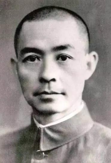 1940年，一名日本兵从自己刺死的中国将领身上，搜出一只派克钢笔，看到上面刻的名