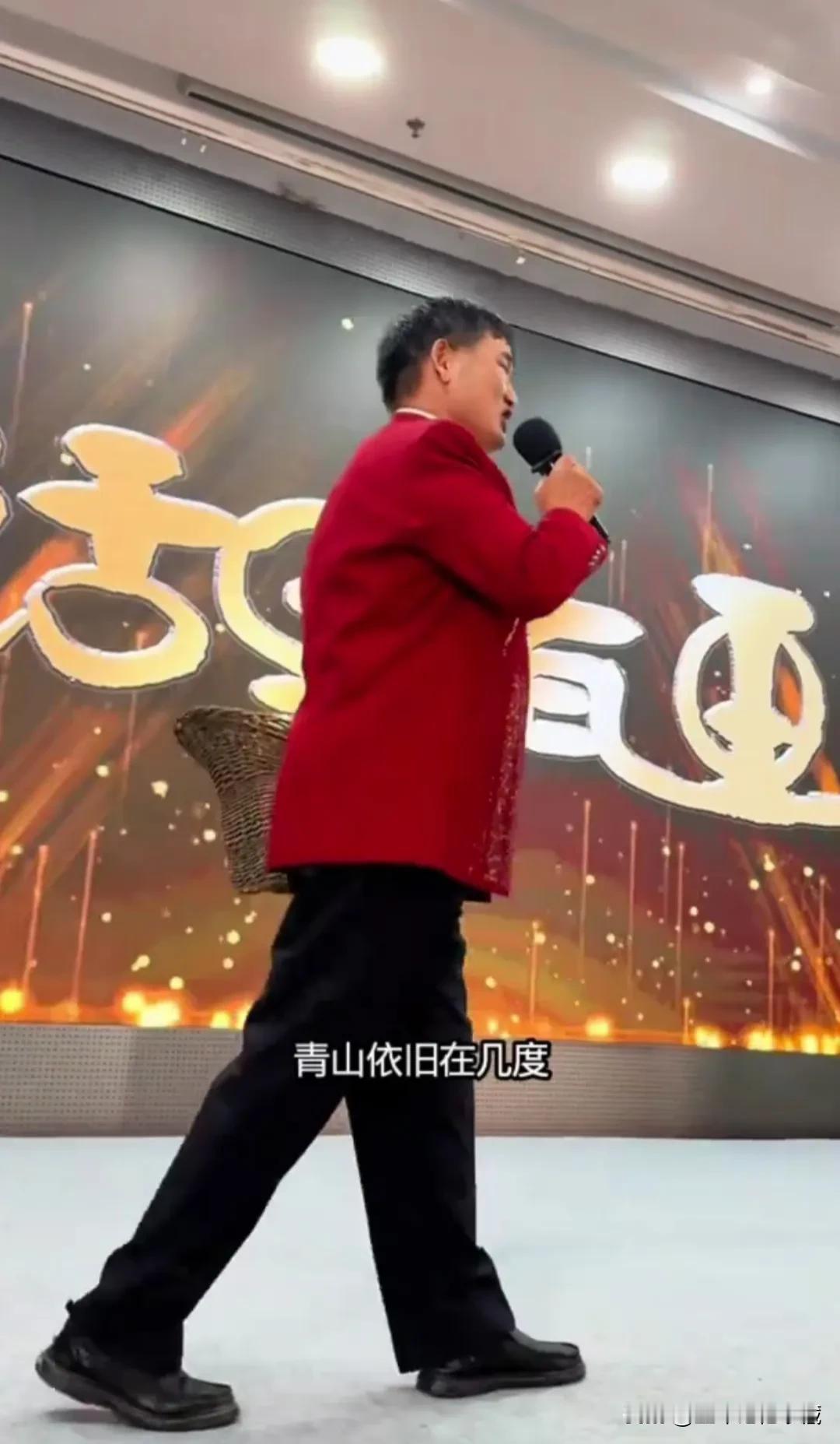 大衣哥朱之文北京献唱，朱子文演唱了出名曲《滚滚长江东逝水》，一件中国红西装登台演