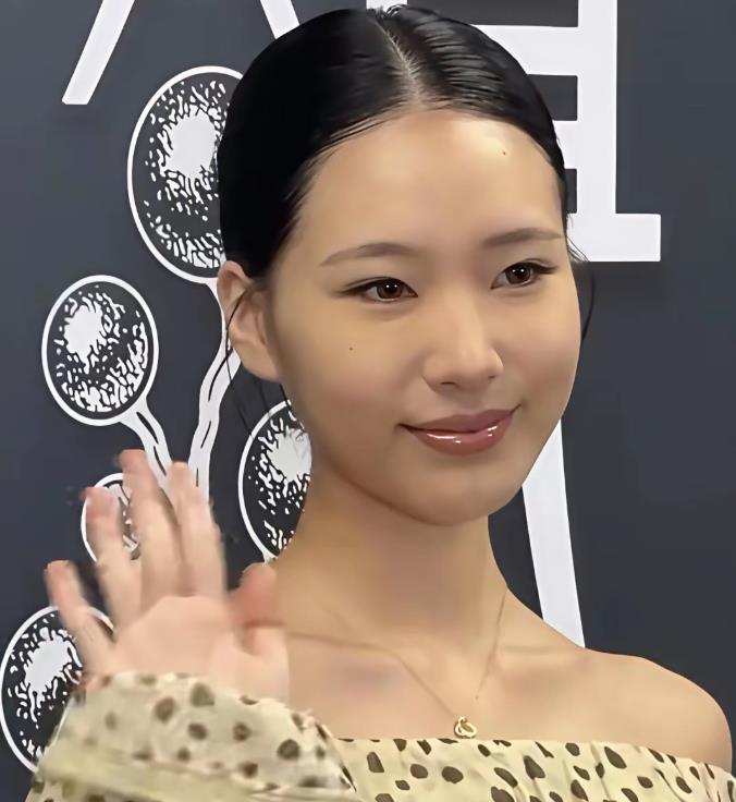 小S大女儿出道啦，号称“小林志玲”实在是不知道她跟林志玲怎么扯上的小时候许曦
