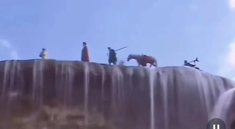狮驼岭那一关，当唐僧听说猴哥挂了，唐僧哭:悟空你就这样去了，可怜我取经都取到这里