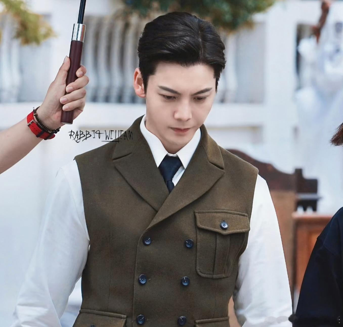 佛爷好多修身马甲哦，陈伟霆身材是真好，所以九门到底什么时候播，很急啊啊啊