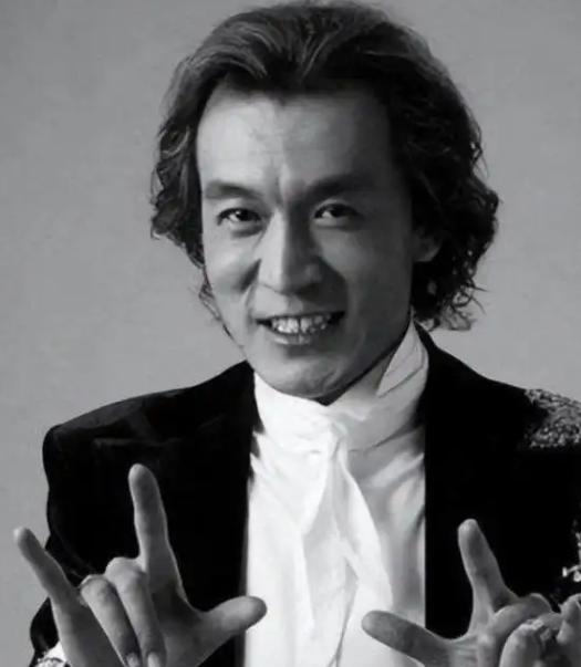 "别把我运回中国，就葬在美国吧。"2018年，李咏因病离世，可遗产没留给妻子哈文