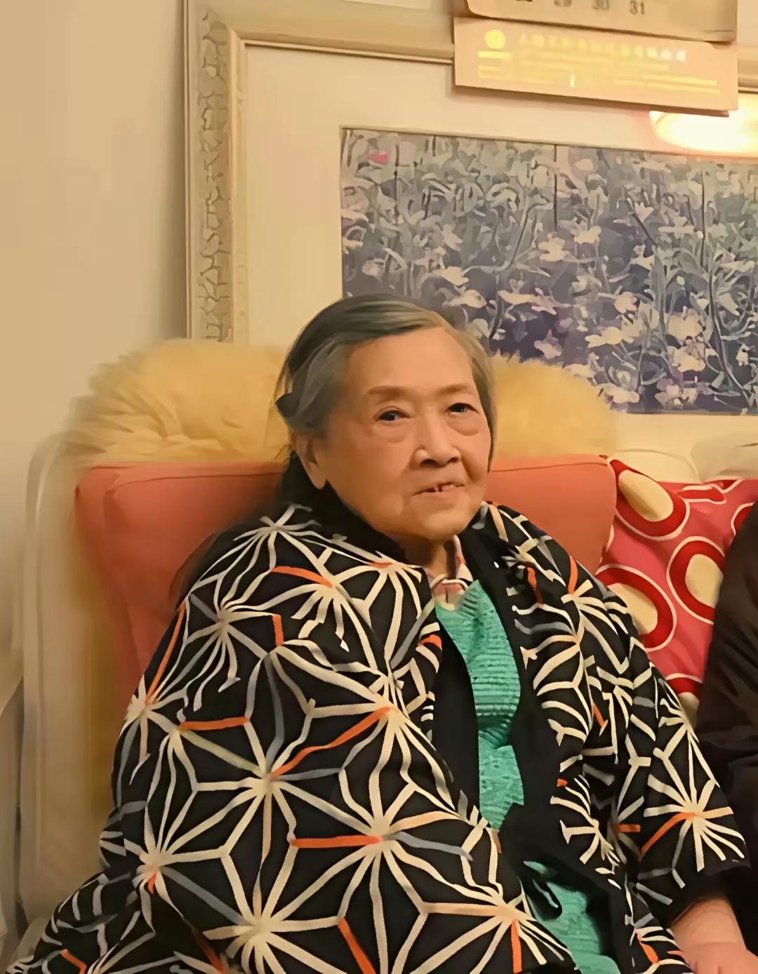 89岁的朱逢博，现在住上海郊区一套200平的复式大房子里，这套房子，是她的儿子施