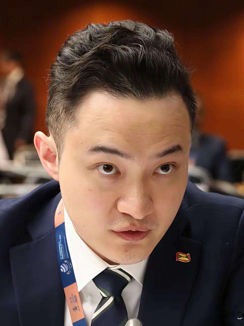 景甜为什么非要他回北京？​无非是不想跟他去外国，他不回来，所以景甜加价，给她和娃