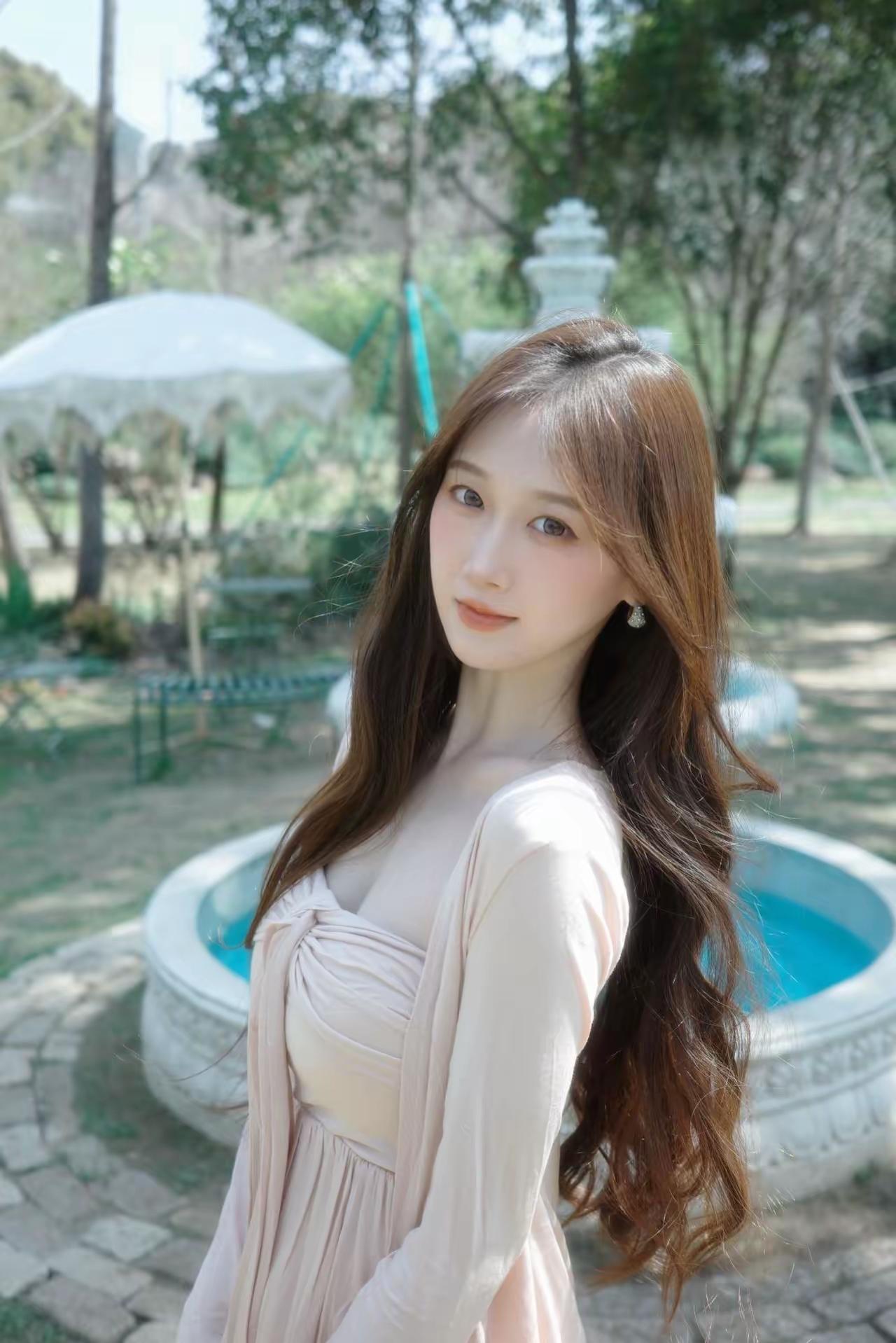 夏日清新少女，公园里的优雅时光🌿👗💐温柔花裙少女湖边温柔少女公园时尚少