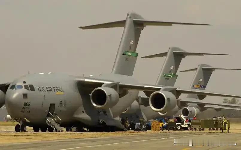 美军C-17运输机在北京机场卸完77吨专用物资，随即启程离开空域。这架专供美国总