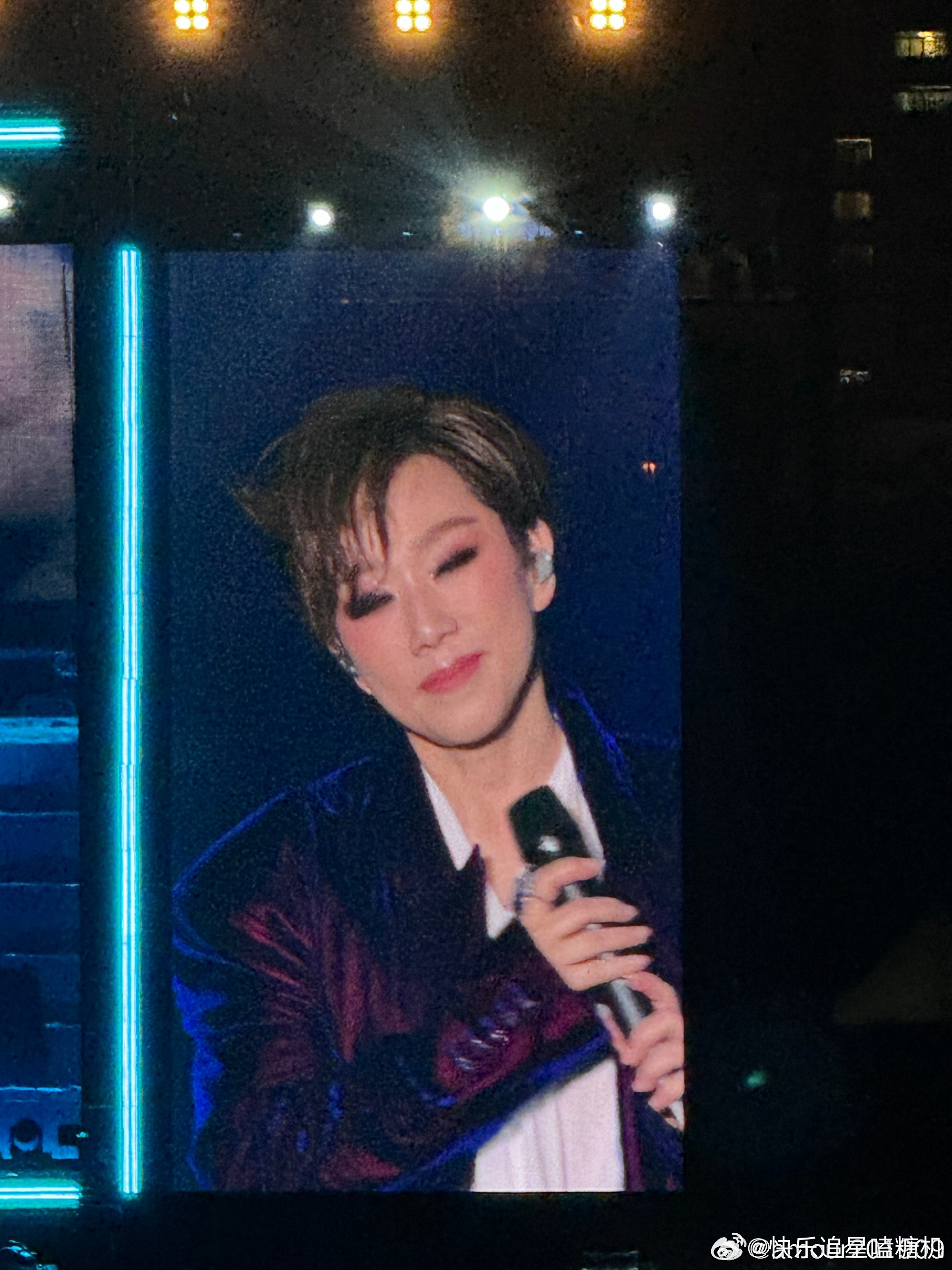 林忆莲哭了西安场临近尾声，林忆莲的情绪明显被现场氛围带动，越唱越投入，嗓音略带