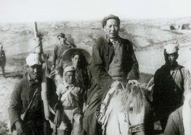 1947年6月，毛主席设宴为陈赓庆功，陈赓借着酒意对毛主席说：“主席，恕我直言，