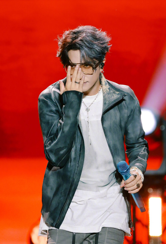 1.薛之谦十年前因李雨桐的锤，事业到现在都没恢复，主流活动他现在仍然无法参加。