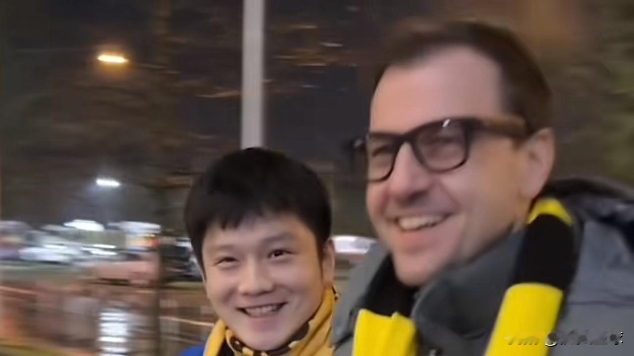 波尔对樊振东：这也太好了吧！29凌晨，波尔带着樊振东，又去看他最喜欢的足球