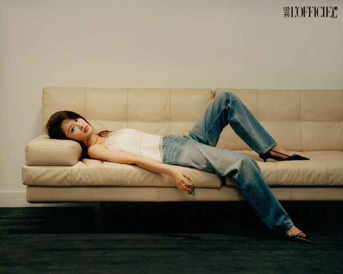 李沁五月时装封面光影氛围感拉满，李沁五月时装封面，清冷又贵气，太戳人了