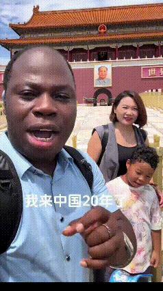 非洲小伙带着自己的中国老婆！在天安门广场前拍照炫耀，他已经在中国生活了20年