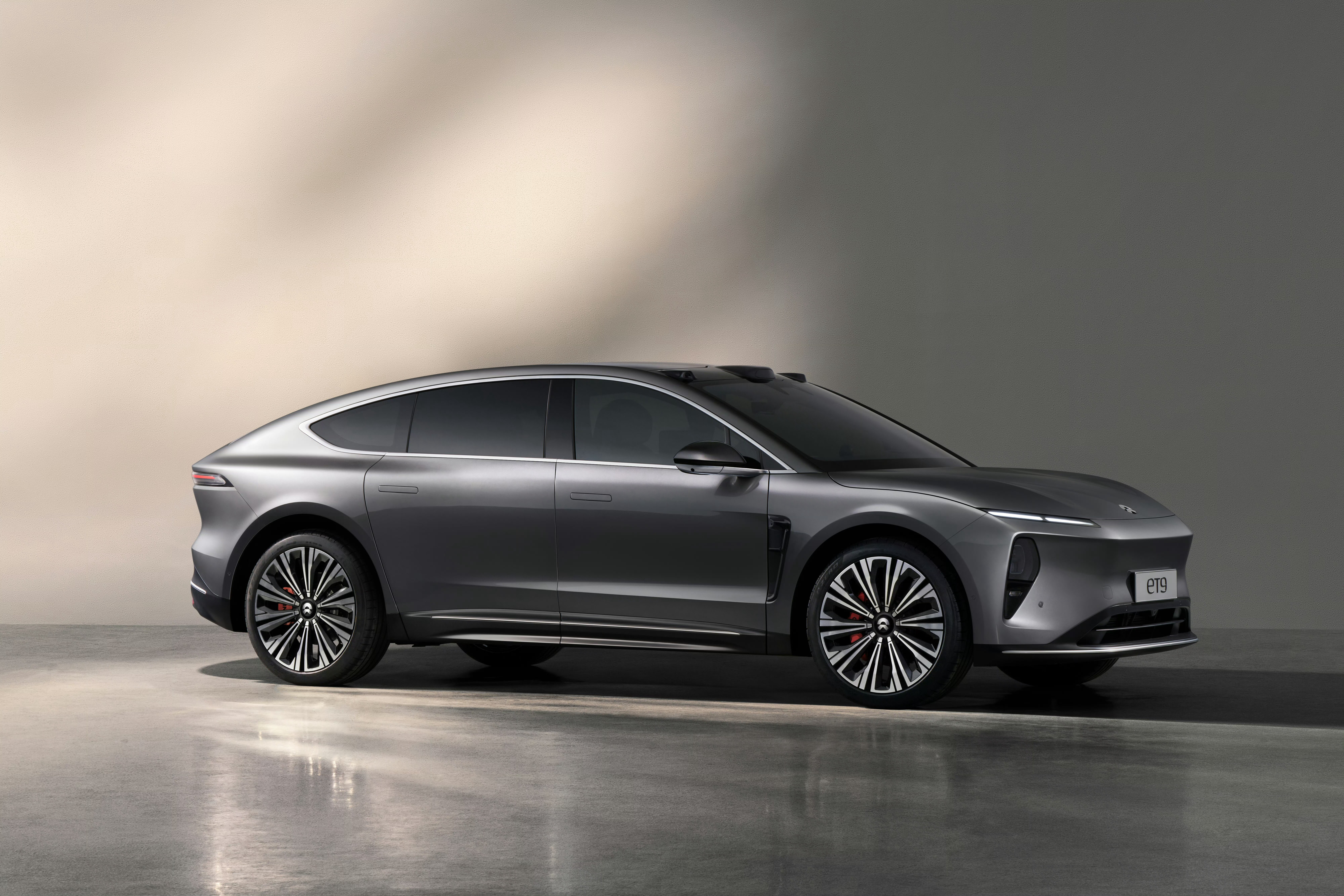 你们留意过没有，蔚来车型名称中ES、ET的「E」，实际上是小写「e」，尾标也是小