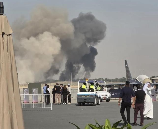 印度主持人“甲亢姐”又开始整活啦！光辉战斗机在迪拜航展上坠毁，甲亢姐不检讨自家