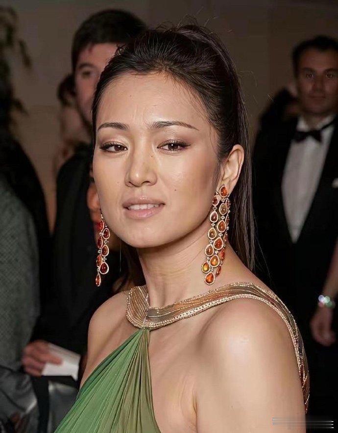 别再吹什么肉感了，你根本不懂巩俐当年在好莱坞有多狠。