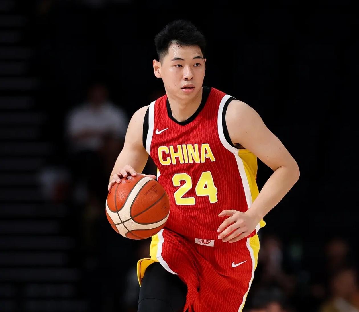 中国男篮锋线告急，崔永熙连续挺身而出！崔永熙在本届亚运会中被主教练郭士强委以
