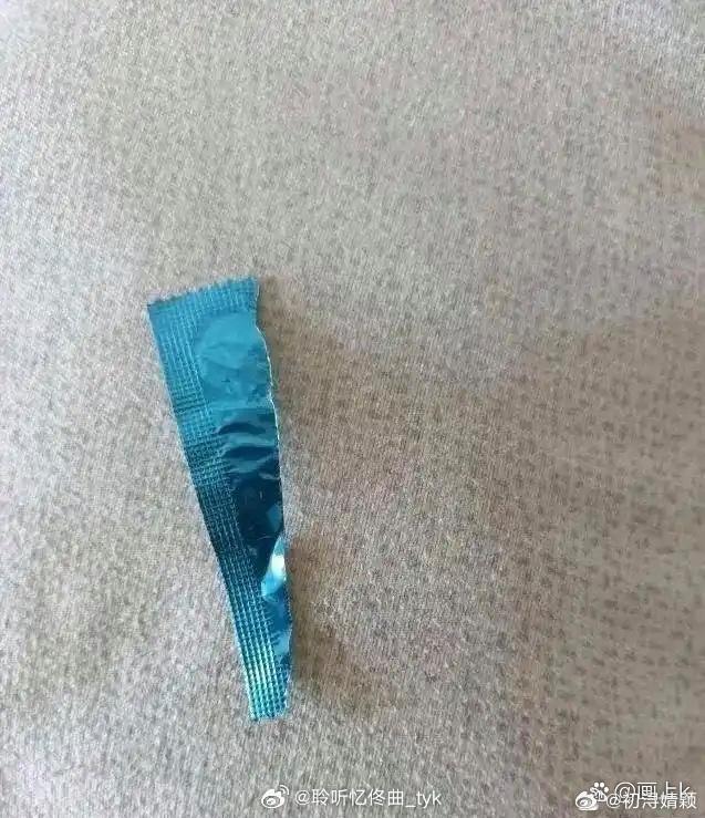 女朋友上夜班回来在她包里发现的，这是什么包装袋子？？