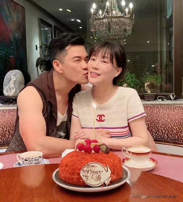 好奇查了一下吕良伟的妻子，不查不知道，一查还真意外！才发现这个女人背景不简单