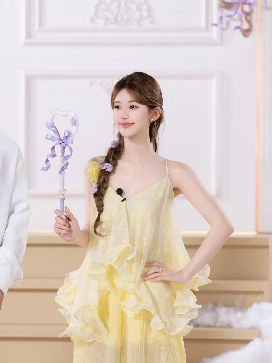 赵露思扎单麻花辫甜美可人俏皮wink笑容清甜好少女