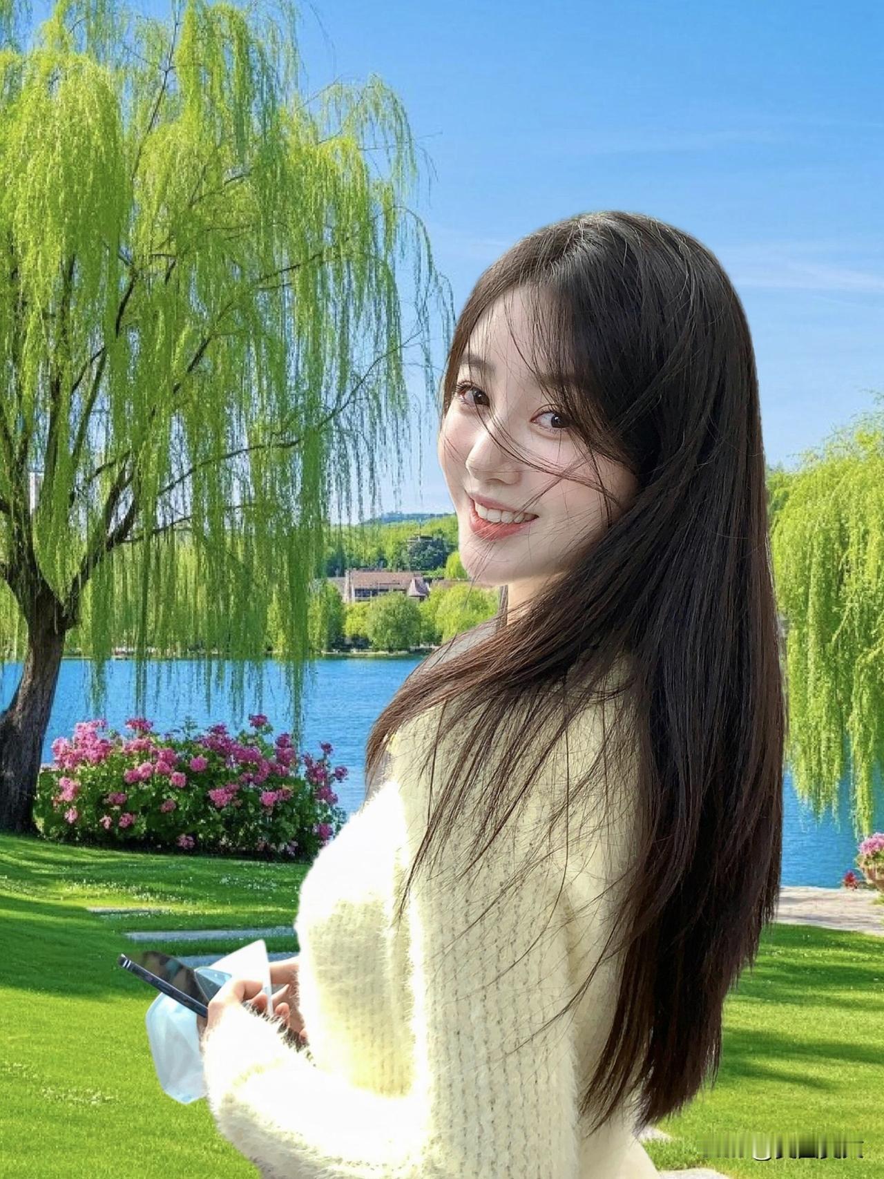 阳光明媚的午后，少女在湖畔微笑，享受美好时光。