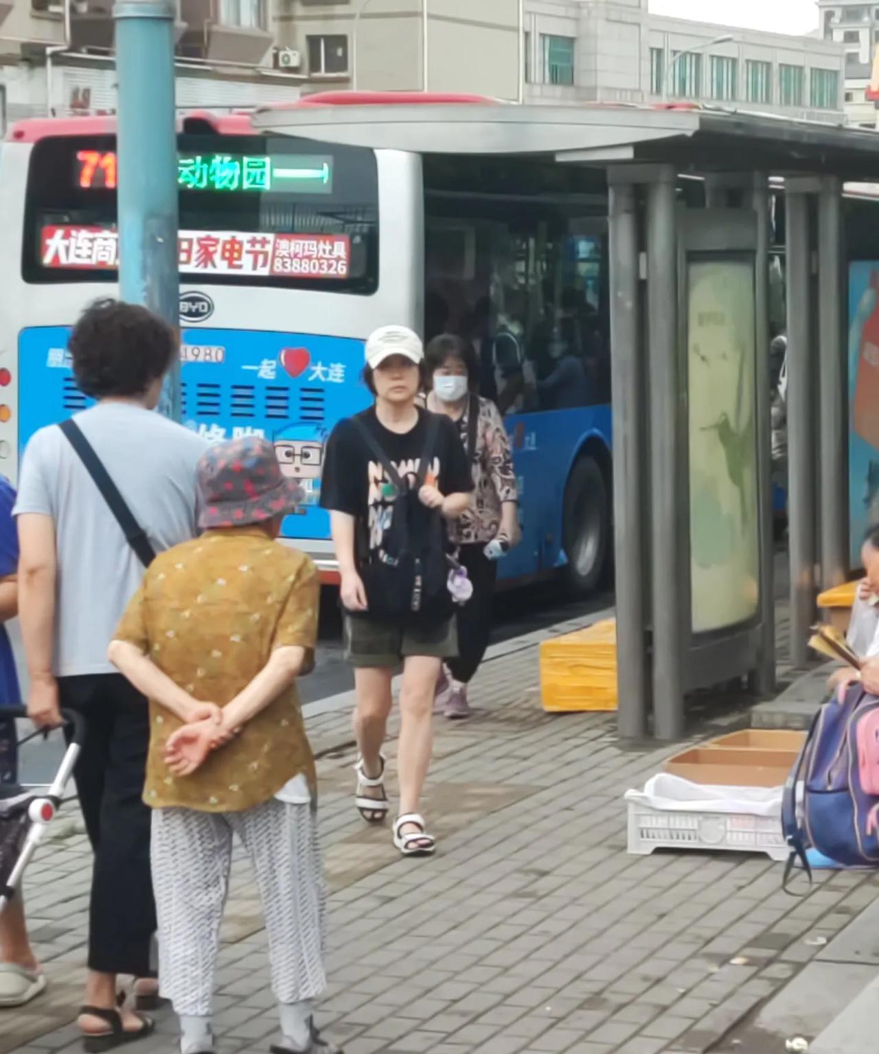 大连公交车7月1日涨价的事闹得沸沸扬扬，据说还开了听证会，但是实际上至今也没涨