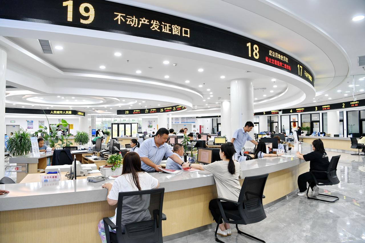 现在出去办事，态度最好、效率最高的就是公务员了，不像以前，门难进，脸难看！可是