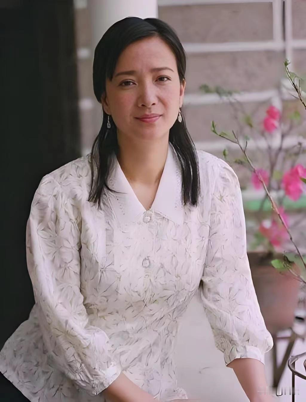 唐国强这一记耳光，把整个名利场的遮羞布都给扯下来了！何晴病了，中风，半个身子