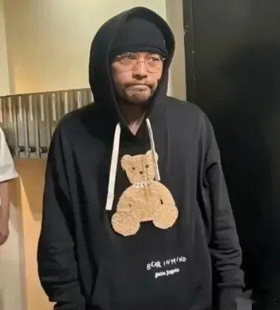 周杰伦被拍到疑是病情加重，暴瘦面容焦粹，走路弯腰驼背直不起来…周杰伦一直患有强直