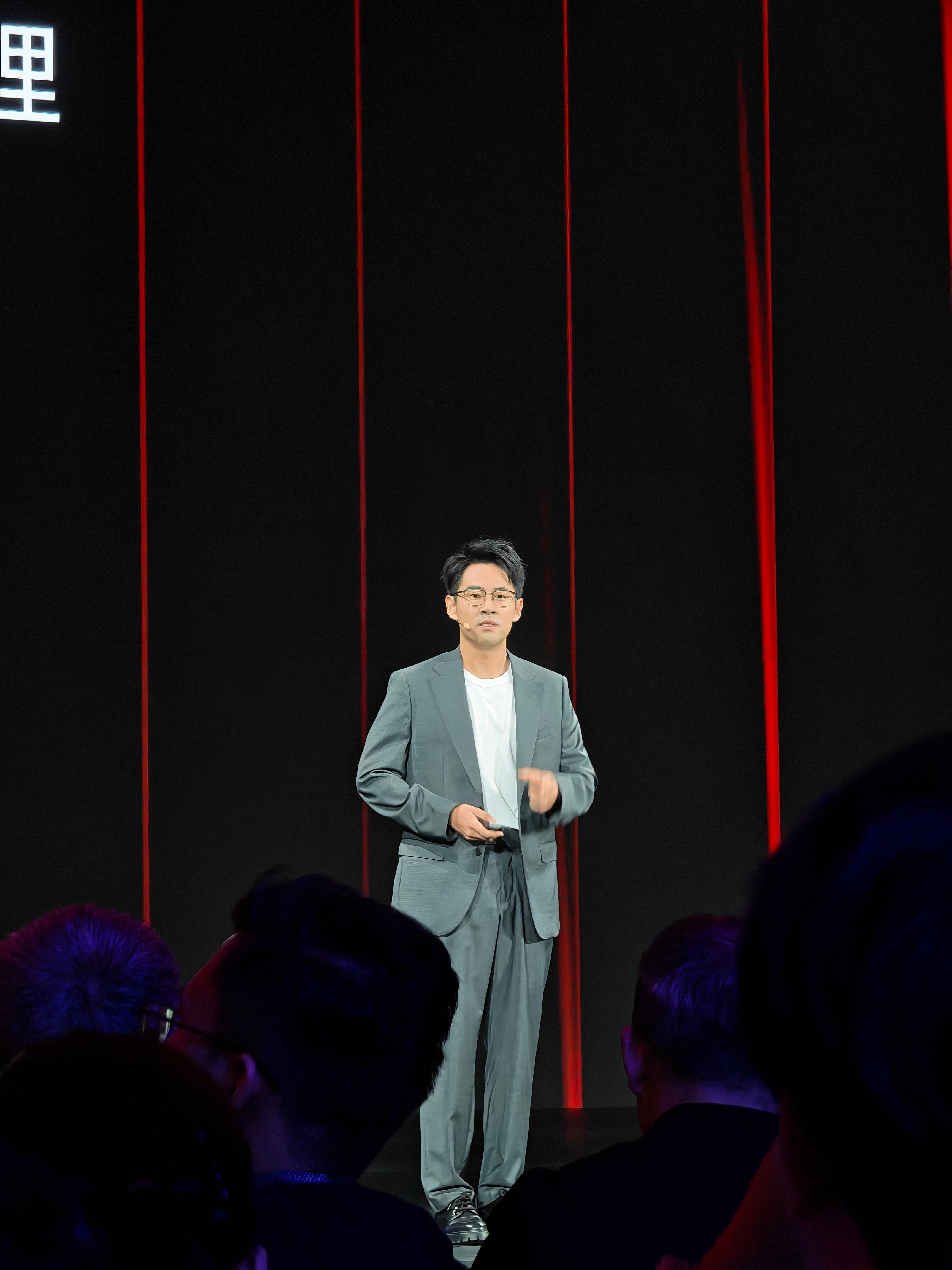 从荣耀这次发布会旗舰手机产品主讲为产品经理而不是CEO或者总裁，大概就可以隐隐感