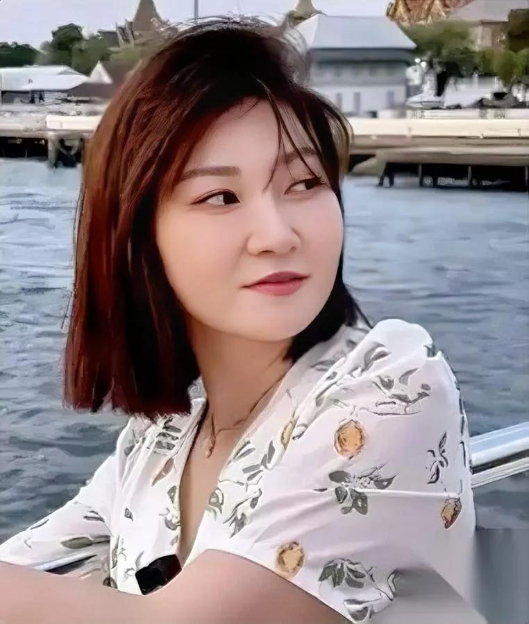 终于明白王暖暖老公为啥那么狠了——他背后站着个比他更“凉薄”的妈。得知儿
