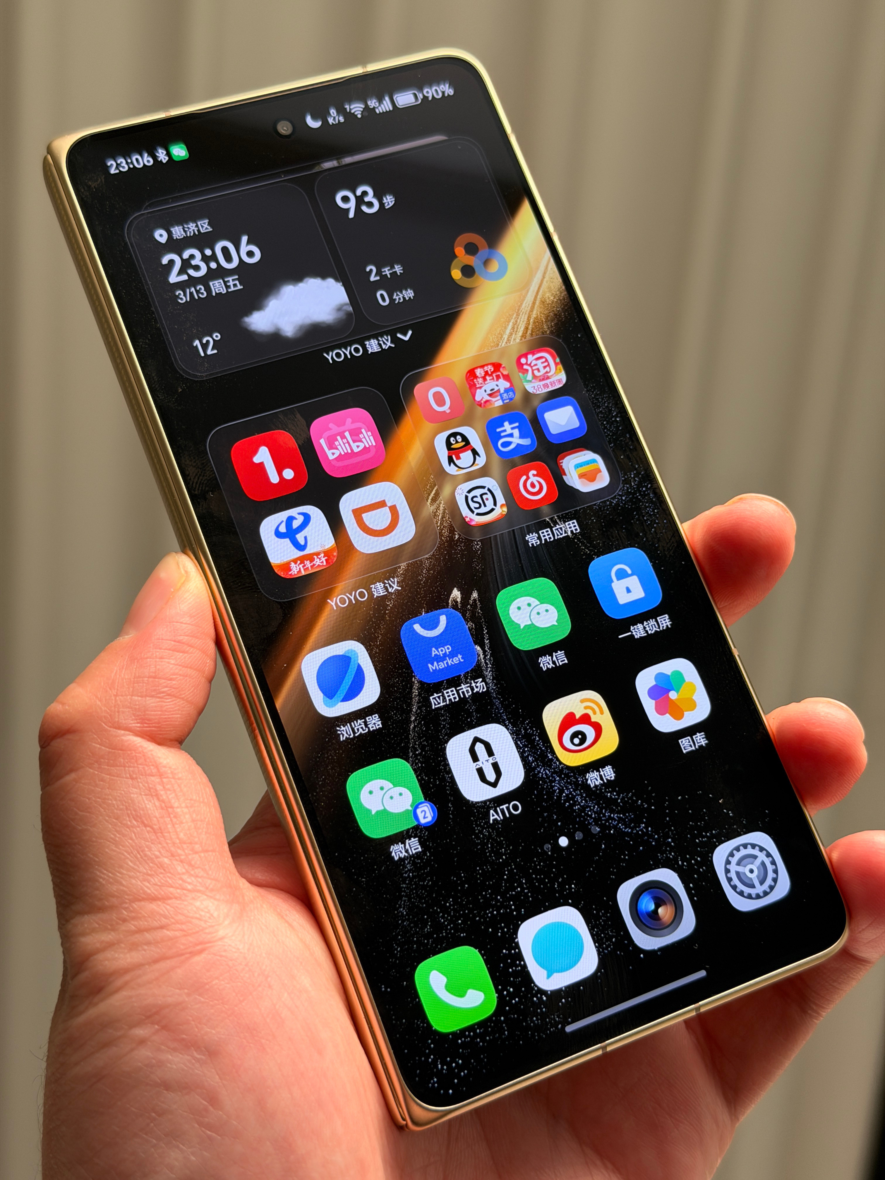 荣耀MagicV6出厂外屏没有保护膜我对朋友说，日常使用有点担心被刮花朋友直接