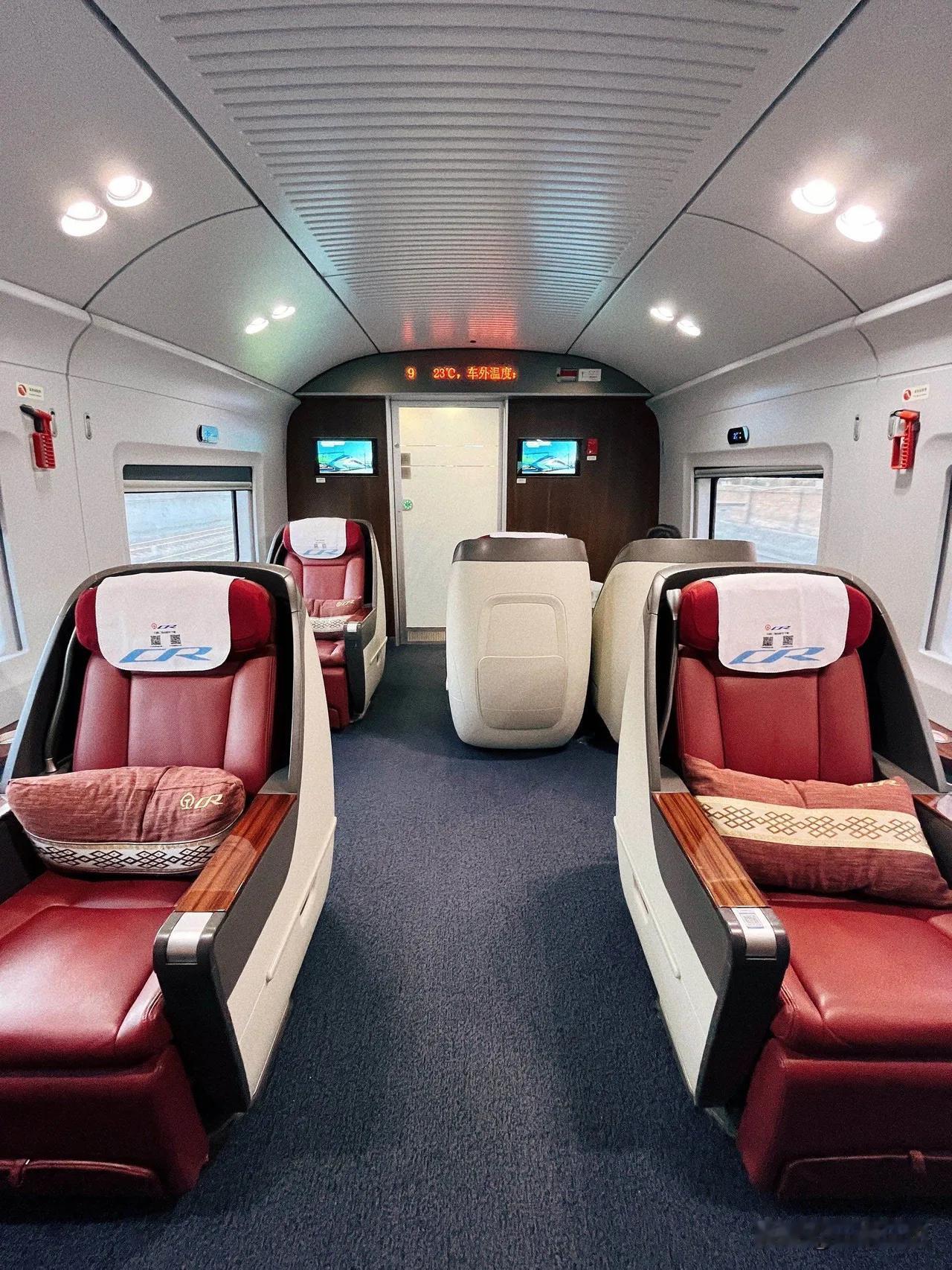 石家庄杨女士凌晨发现名下多出两张总价7000余元的香港出发高铁商务座票，非本人购