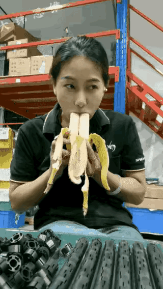 吃个香蕉，怎么像做贼似的[捂脸哭]