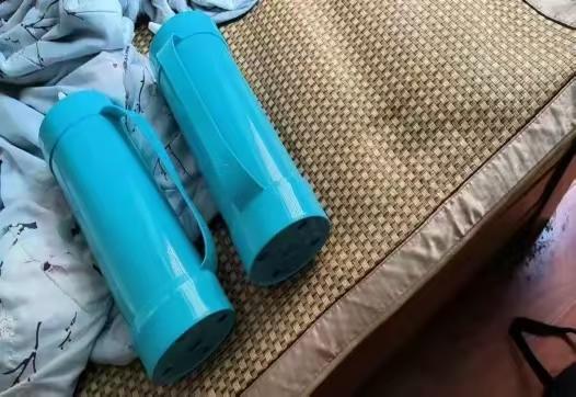 浙江台州房东陈女士收租时,发现租客失联且房间遗留12瓶“笑气”,果断拍照求助网格