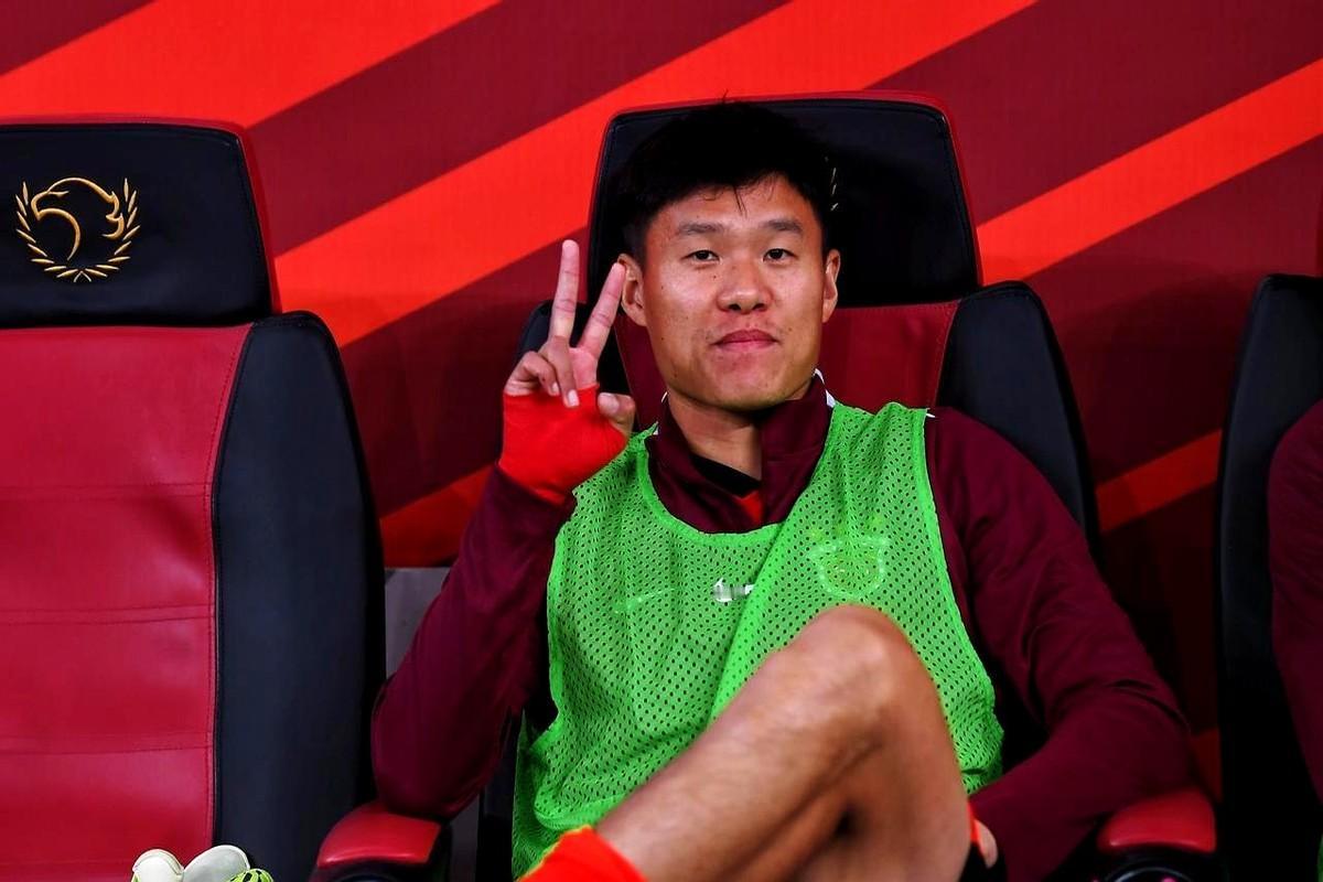 上海海港拿到了联赛冠军。不过队里后卫李昂要离队了，在这效力5年。上赛季他关键解围