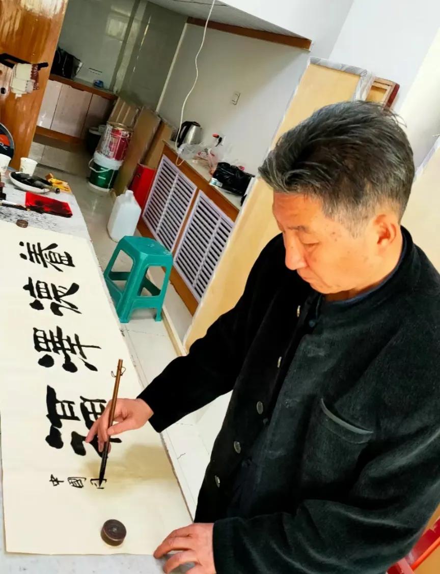 谷雁冰的书法作品在行书和隶书方面都有很高的造诣。他的行书笔路清晰，刚劲瘦硬，